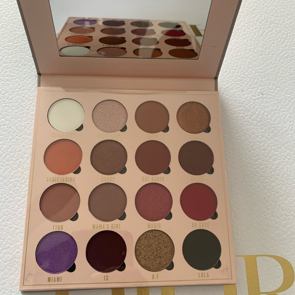 Makeup obsession x Belle jorden eyeshadow palette